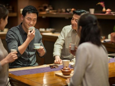 好奇武汉饮茶费用?老张亲探茶坊,领略当地茶风茶韵