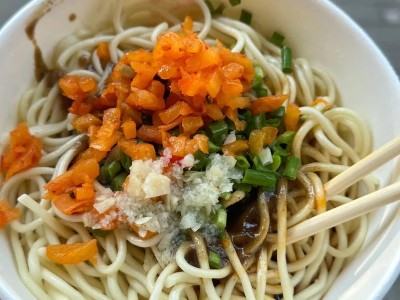武汉美食攻略:热干面搭配蛋酒开启活力满满的一天