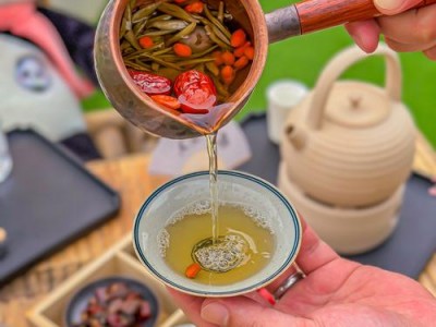 朋友小王邀我饮茶,讲述武汉品茶独特体验及过往经历